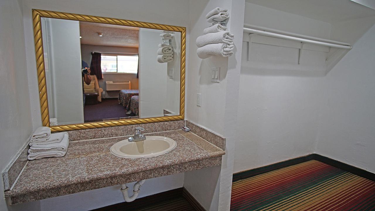 Los Angeles Inn & Suites - Lax West Athens Dış mekan fotoğraf
